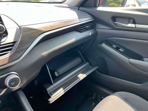 Used 2023 Nissan Altima 2.5 SV FWD image 11