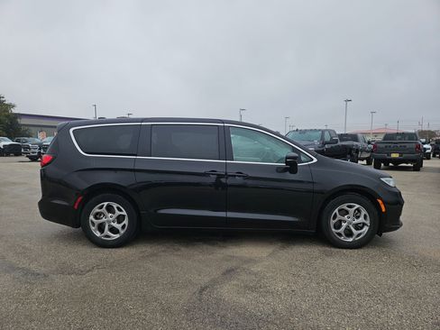 Used 2024 Chrysler Pacifica Limited image 2