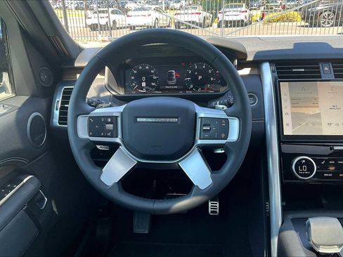 Used 2025 Land Rover Discovery Dynamic SE image 8