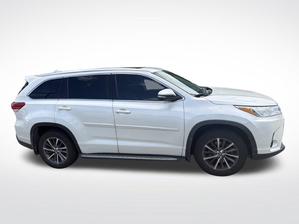 Used 2018 Toyota Highlander XLE FWD image 2