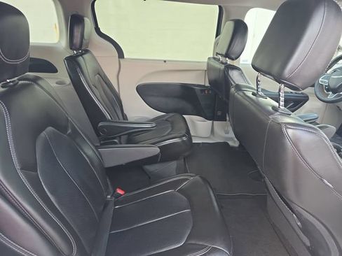 Used 2023 Chrysler Pacifica Touring-L FWD image 12