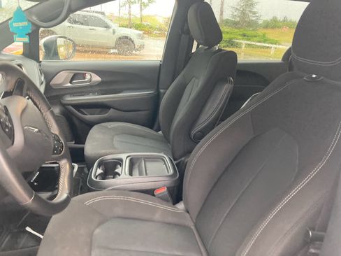 Used 2023 Chrysler Pacifica Touring FWD image 3