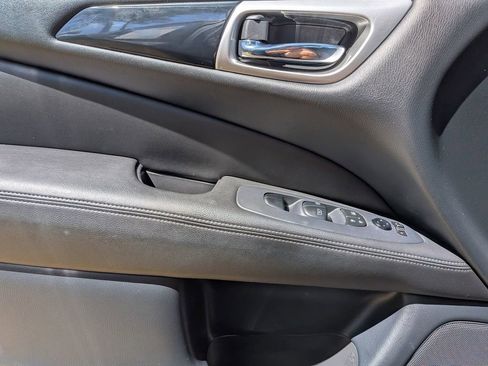 Used 2020 Nissan Pathfinder SV image 24