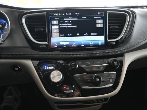 Used 2024 Chrysler Pacifica Touring-L image 17