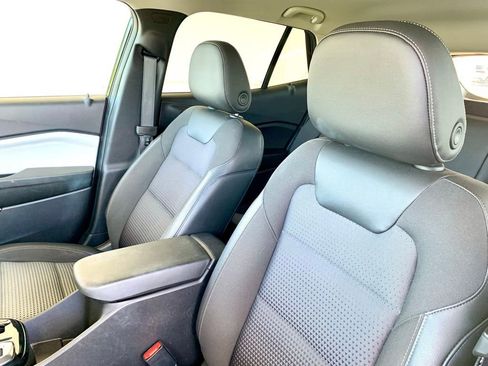 Used 2025 Chevrolet Trax LT w/ LT Convenience Package FWD image 14