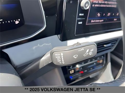 Used 2025 Volkswagen Jetta SE w/ Sunroof Package image 19