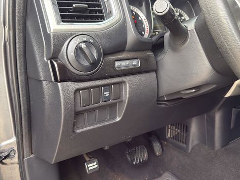 Used 2017 Nissan Titan SV image 14