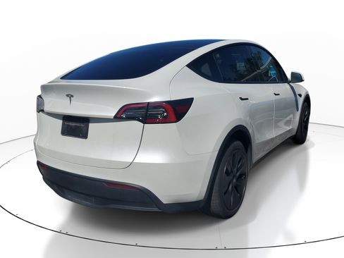Used 2024 Tesla Model Y 2WD image 5
