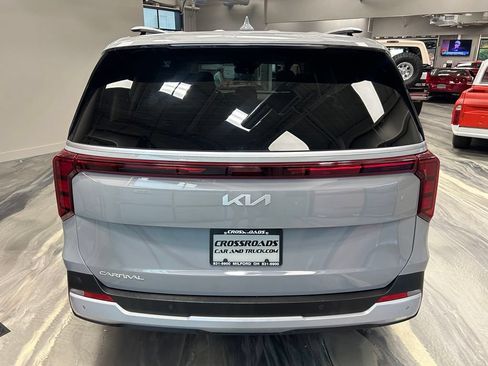 Used 2025 Kia Carnival EX FWD image 36