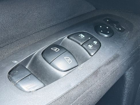 Used 2015 Nissan Pathfinder SV FWD image 24