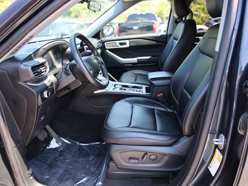 Used 2022 Ford Explorer XLT AWD/4WD image 19