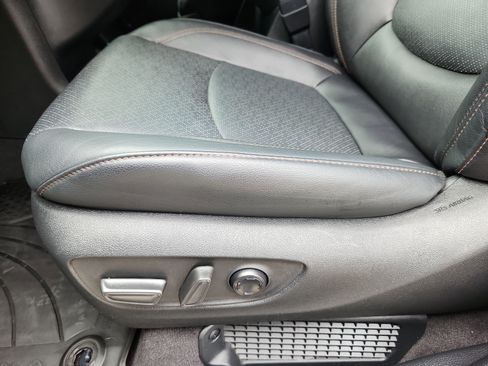 Used 2025 Toyota Sienna Platinum FWD image 10