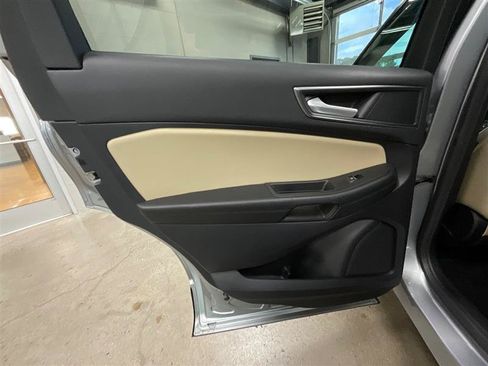 Used 2020 Ford Edge SE FWD image 19