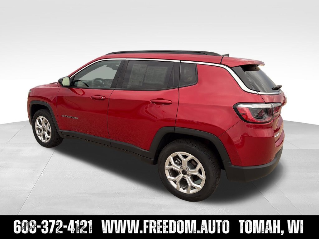 Used 2025 Jeep Compass Latitude w/ Sun & Sound Group AWD/4WD image 4