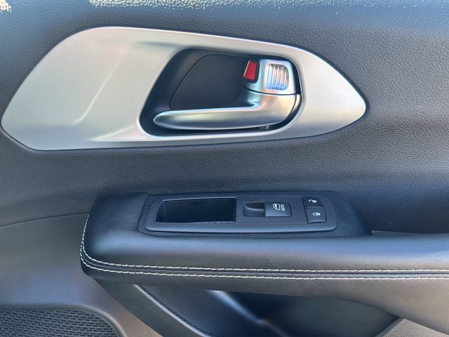 Used 2026 Chrysler Pacifica Limited FWD image 23