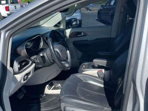 Used 2017 Chrysler Pacifica Touring-L FWD image 10