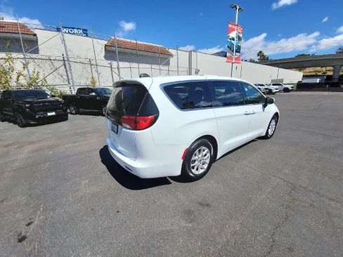 Used 2022 Chrysler Voyager LX FWD image 8