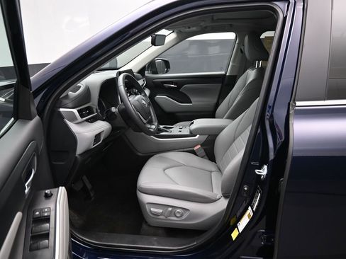 Certified 2024 Toyota Highlander XLE AWD/4WD image 9