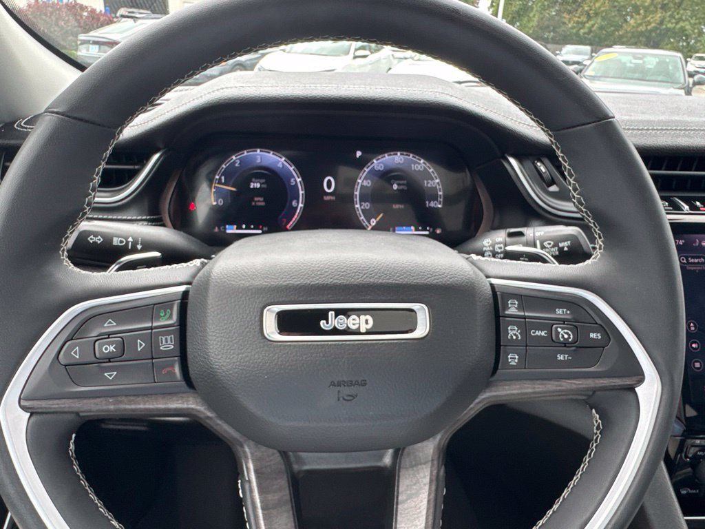 Used 2023 Jeep Grand Cherokee Limited w/ Black Appearance Package AWD/4WD image 28