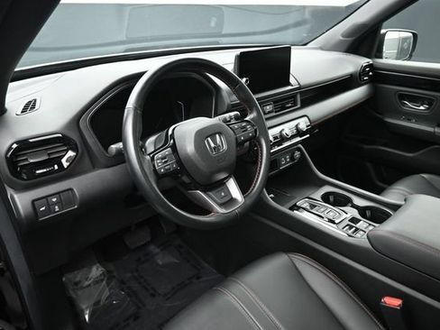 Used 2025 Honda Pilot TrailSport image 12