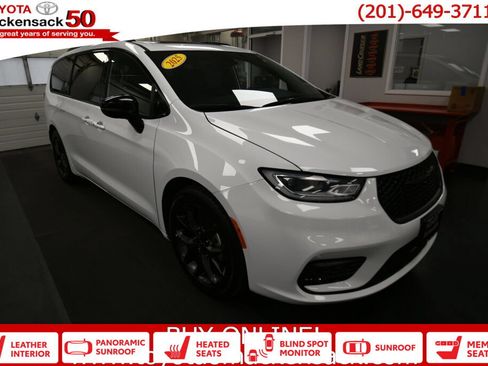 Used 2025 Chrysler Pacifica Limited FWD image 1