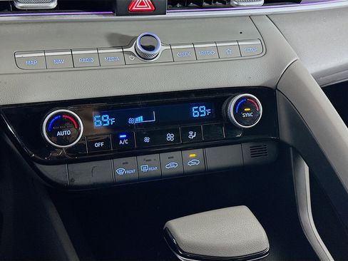 Used 2024 Hyundai Elantra SEL image 23