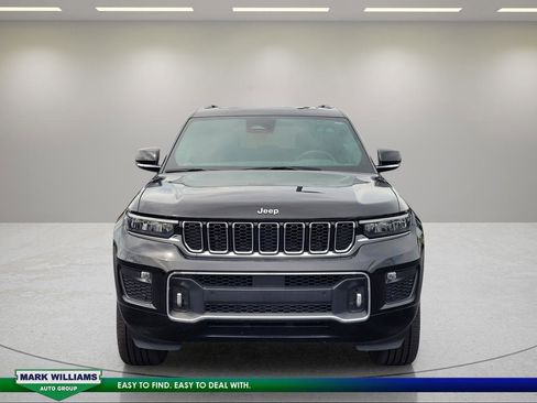 Used 2022 Jeep Grand Cherokee Overland w/ Luxury Tech Group IV AWD/4WD image 9