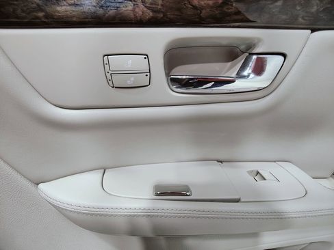 Used 2009 Cadillac DTS w/ Trunk Convenience Package FWD image 17