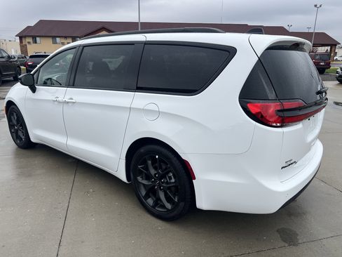 Used 2025 Chrysler Pacifica Limited image 5