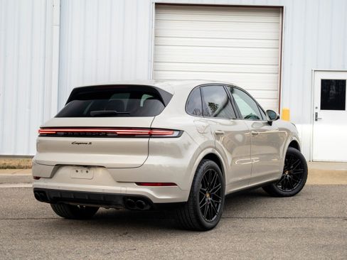 Certified 2024 Porsche Cayenne S image 7