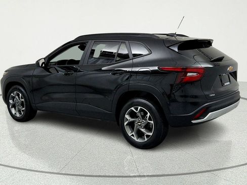 Used 2024 Chevrolet Trax LT w/ Sunroof Package FWD image 3