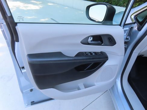 Used 2023 Chrysler Pacifica Touring-L image 27