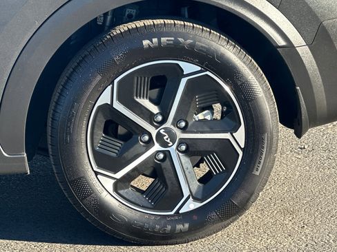 Certified 2025 Kia Niro LX image 25