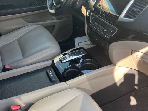 Used 2018 Honda Pilot Touring image 16