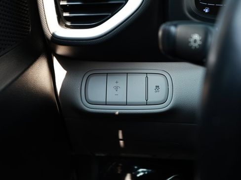 Used 2025 Hyundai Venue SEL FWD image 15