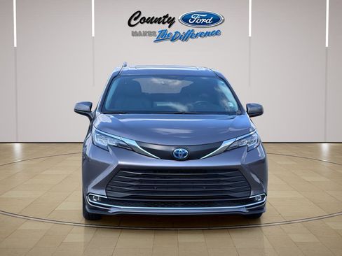 Used 2022 Toyota Sienna XLE w/ XLE Plus Package image 11