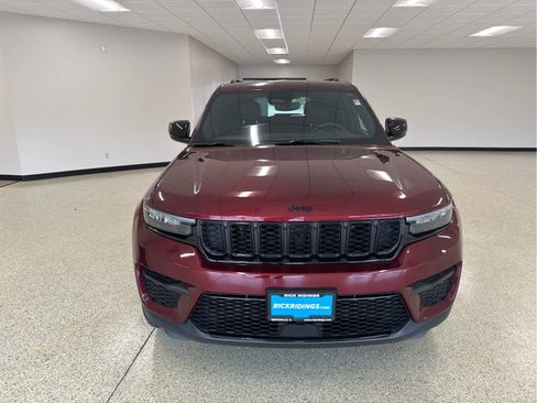 Used 2024 Jeep Grand Cherokee Altitude image 3