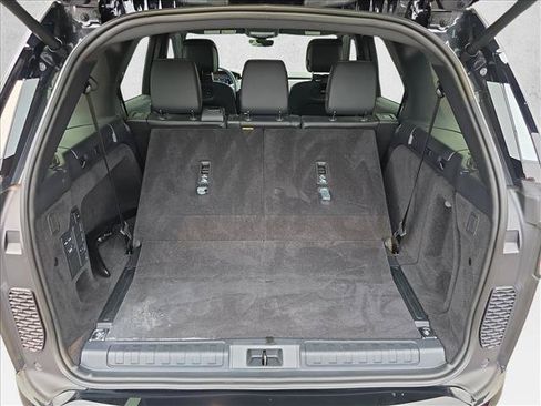 Used 2025 Land Rover Discovery Dynamic SE AWD/4WD image 12