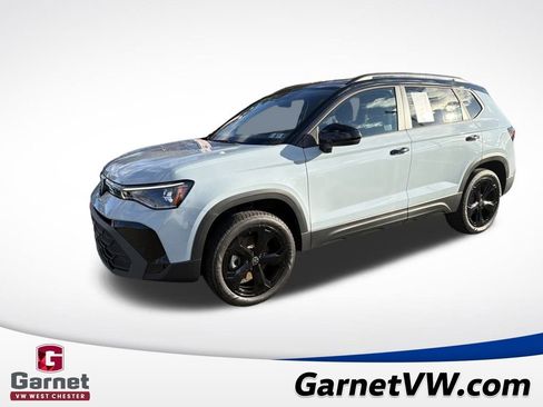 Certified 2025 Volkswagen Taos SE image 1