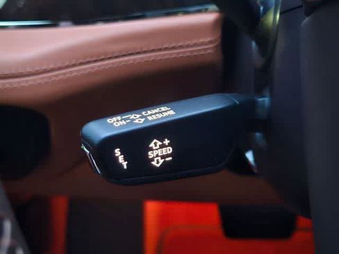 Used 2023 Bentley Bentayga Plug-In Hybrid image 28