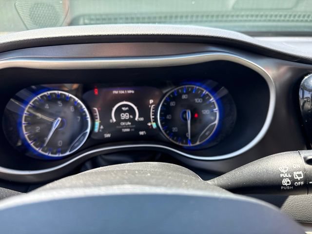 Used 2024 Chrysler Pacifica Touring-L FWD image 9