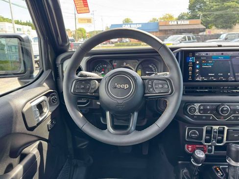 Used 2024 Jeep Wrangler Unlimited AWD/4WD image 19