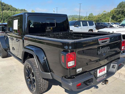 Used 2025 Jeep Gladiator Sport AWD/4WD image 5