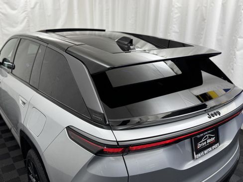 Used 2024 Jeep Wagoneer Launch Edition image 8