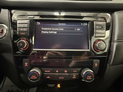 Used 2018 Nissan Rogue SV image 34