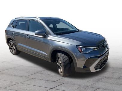 Used 2025 Volkswagen Taos SE w/ Panoramic Sunroof Package
