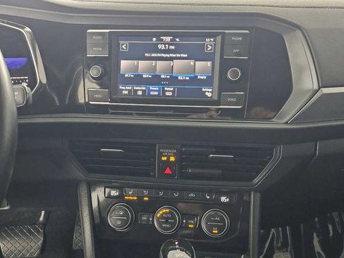 Used 2022 Volkswagen Jetta SE image 25