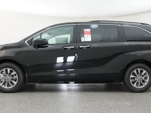 New 2026 Toyota Sienna XLE FWD image 19