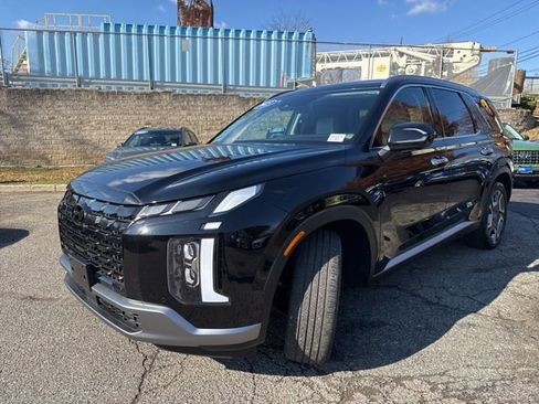 Used 2023 Hyundai Palisade SEL w/ Premium Package image 3