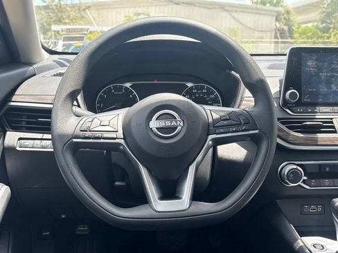 Used 2025 Nissan Altima 2.5 SV FWD image 18